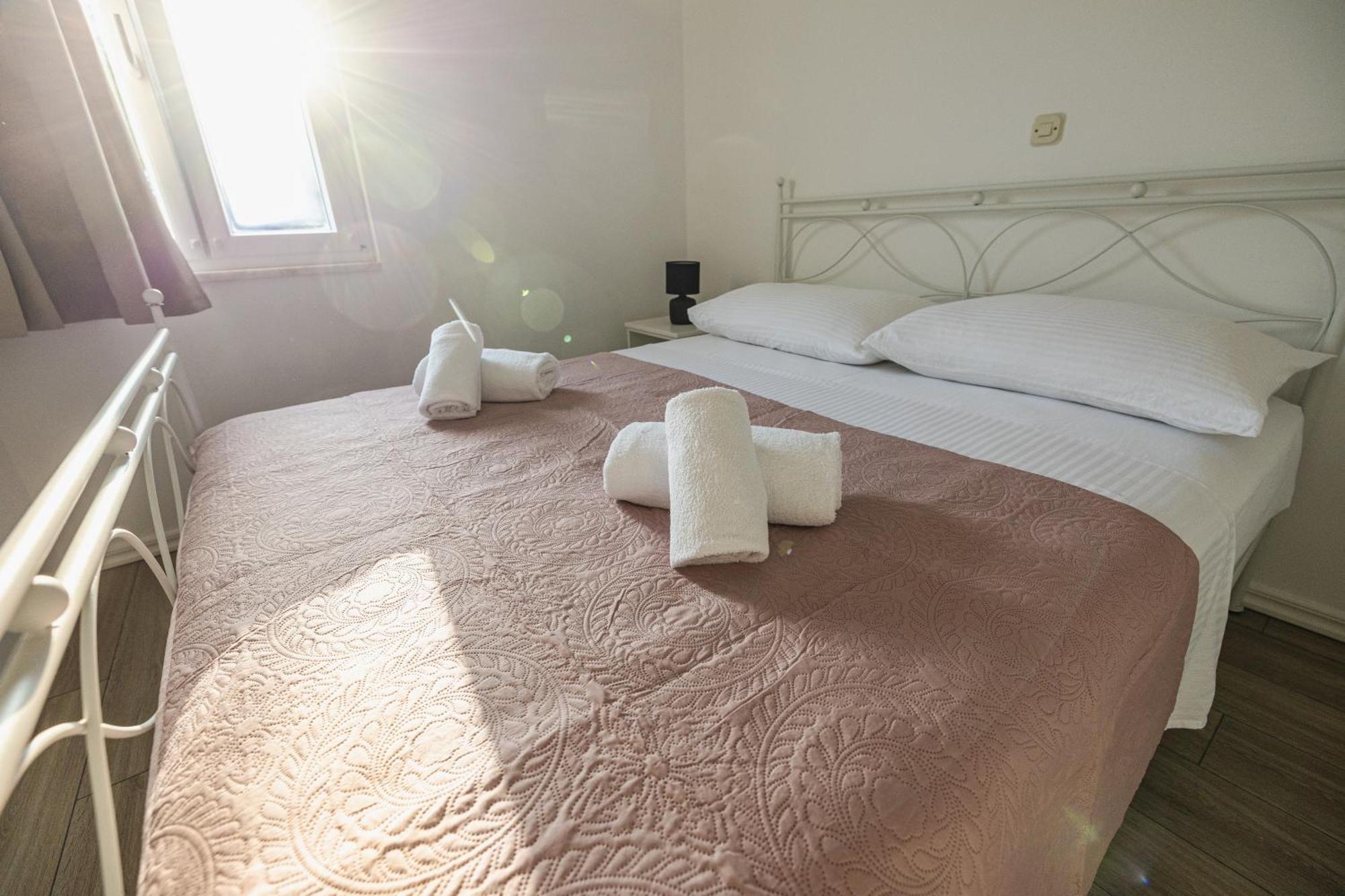 Bruno'S Poolside Apartments - Near Beach Trogir Exterior foto