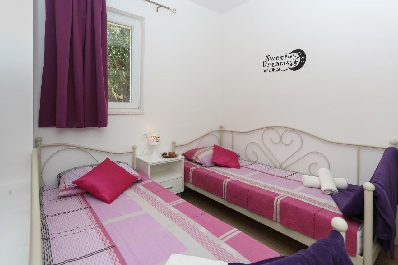 Bruno'S Poolside Apartments - Near Beach Trogir Exterior foto