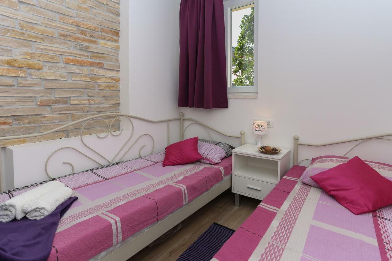 Bruno'S Poolside Apartments - Near Beach Trogir Exterior foto