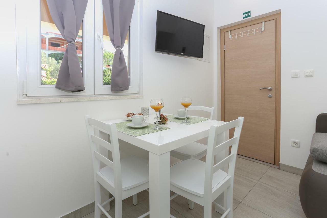 Bruno'S Poolside Apartments - Near Beach Trogir Exterior foto